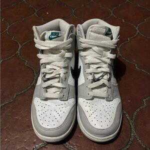 Nike Dunk Hi FLS Summit “White Grey Fog” (DR7855-100) Women’s Size 6.5